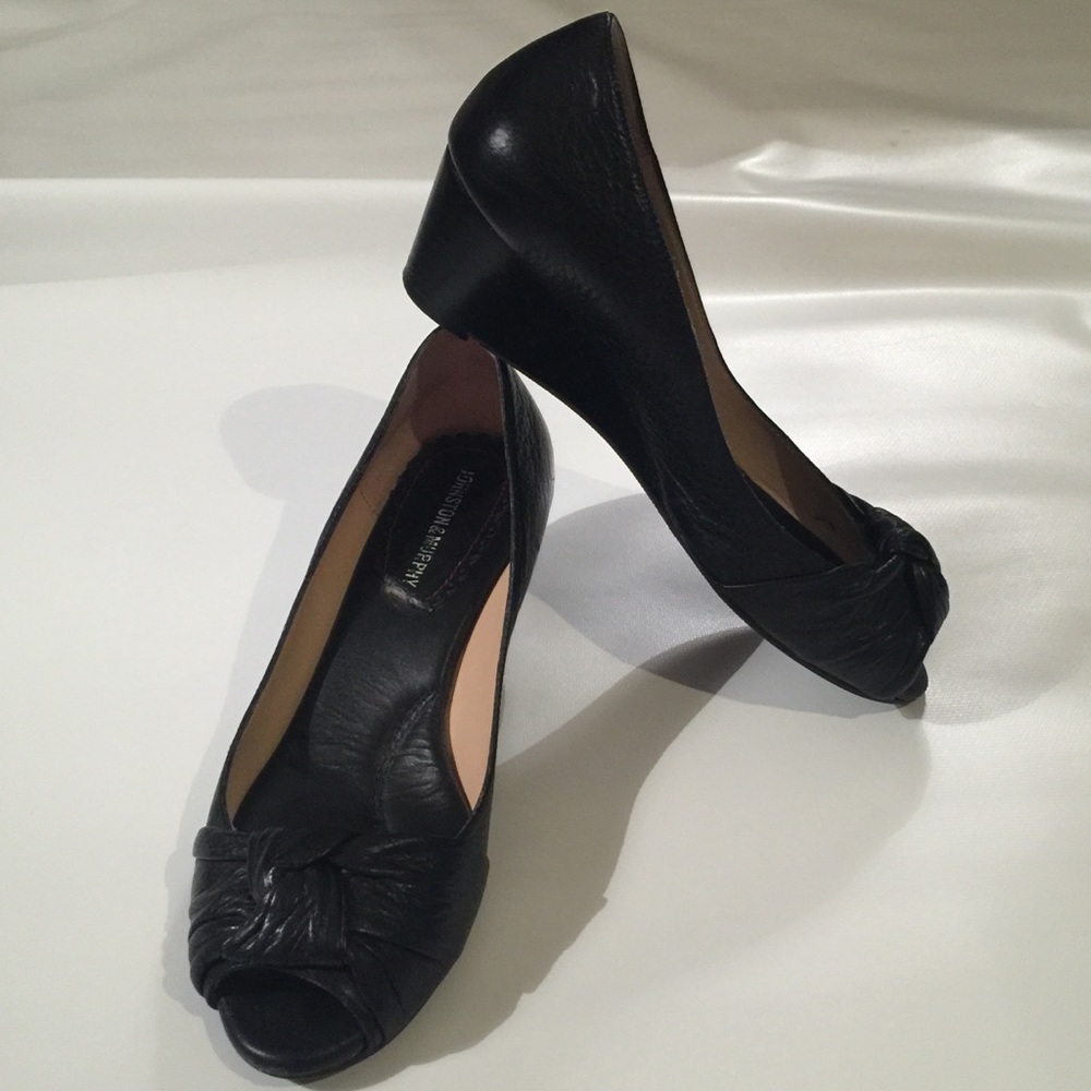Johnston Murphy black leather peep toe wedge shoe - Picture 2 of 7